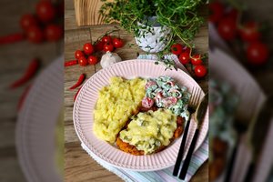 Patobulintas receptas – vištienos kepsniai su marinuotais agurkėliais: minkšti ir labai sultingi