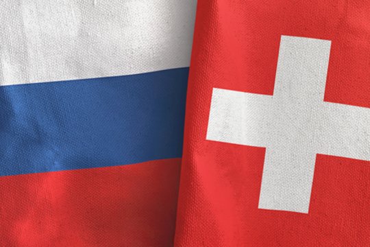 Rusijos ir Šveicarijos vėliavos.