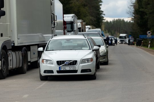 Kad galėtų patekti į Baltarusiją, vilkikų vairuotojams tenka laukti ir dešimtis parų.