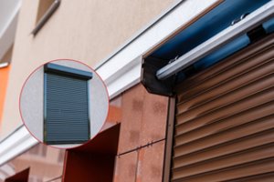 Apsaugines žaliuzes įsirengti daugiabutyje nėra paprasta – galite užsidirbti solidžią baudą