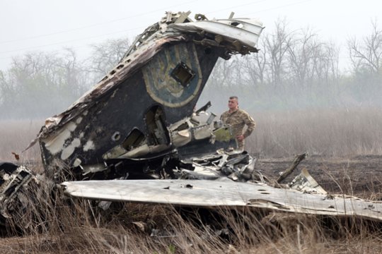  Rusų „Su-24M“ naikintuvo nuolaužos.