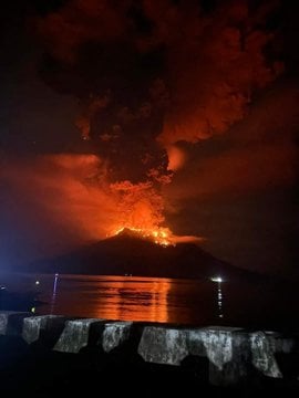  Indonezijoje išsiveržė ugnikalnis.<br>AFP/Scanpix nuotr.