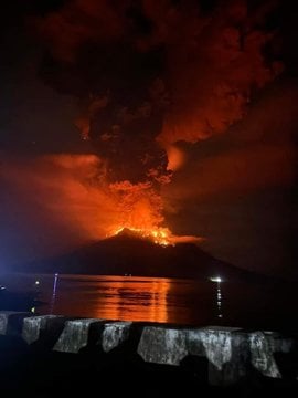  Indonezijoje išsiveržė ugnikalnis.<br> EPA-ELTA nuotr.