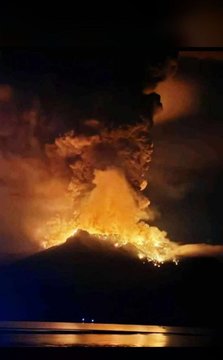  Indonezijoje išsiveržė ugnikalnis.<br> EPA-ELTA nuotr.
