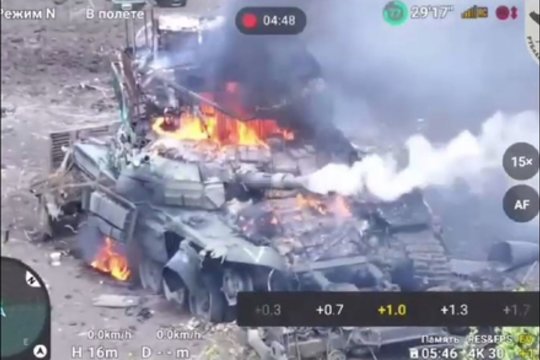 Ukrainos ginkluotosios pajėgos neutralizavo rusų tanką „T-90S“, aprūpintą išminavimo įrenginiu ir į narvą panašiu šarvu.