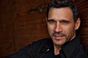 Legendinis „Kalnietis“ Dankanas Maklaudas Lietuvoje – diskusijos ir pokalbiai su aktoriumi vyks Vilniuje