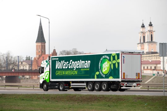Gėrimų gamintoja „Volfas Engelman“ nuo šiol savo produkciją visoje Lietuvoje pristato biometanu varomu vilkiku.