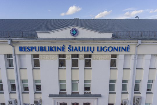 Susižalojęs vyras gydomas Respublikinėje Šiaulių ligoninėje.