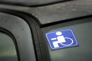 Seimas įtvirtino galimybę modernizuoti asmenų su negalia automobilių statymą