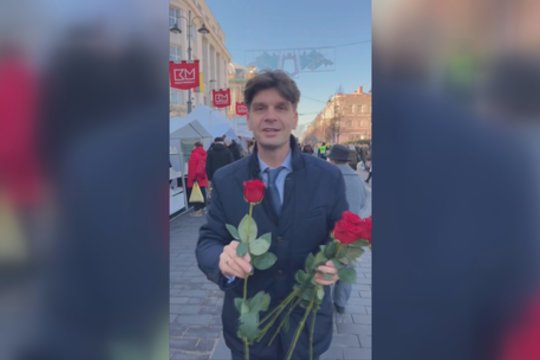 Rožių spygliai subadė patį I. Vėgėlę: VRK pripažino, kad gėlių dovanojimas – rinkėjų papirkinėjimas