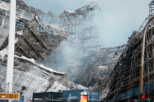 Po gaisro sugriuvo Kopenhagos biržos pastato fasadas