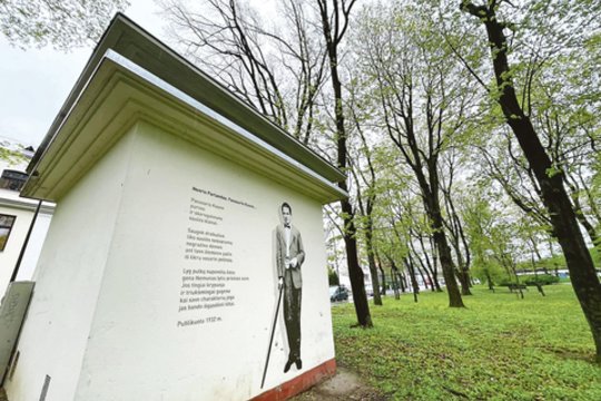 Ant senosiose neveikiančiose Kauno kapinėse, Ramybės parke stovinčios elektros transformatorinės įamžintas poetas H.Parlandas ir jo sukurtas eilėraštis.
