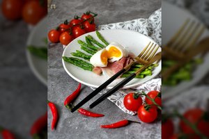 Pusryčių idėja greitam rytui – virti kiaušiniai su vytintu kumpiu