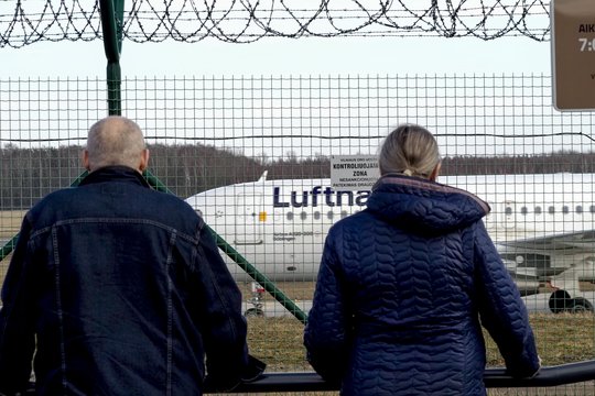 Oro bendrovė „Lufthansa“ ir jos dukterinės įmonės stabdo skrydžius į Izraelį