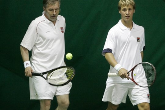 Gediminas Kirkilas ir Ričardas Berankis žaidžia tenisą.<br>M.Kulbio nuotr.
