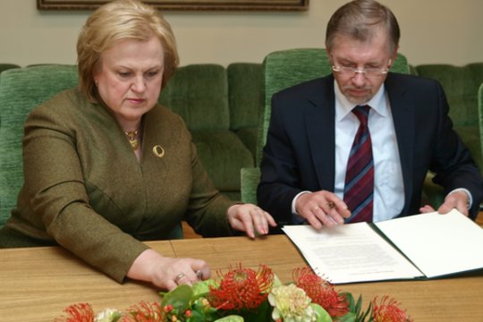 Koalciijos sutarties pasirašymas: K.Prunskienė, G.Kirkilas.<br>V.Ščiavinsko nuotr.
