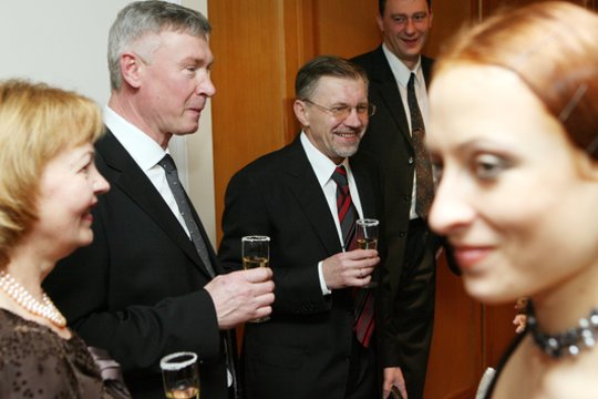 Ukio banko pirmininko Vladimiro Romanovo surengta puota Villon viežbutyje. Nuotraukoje: Igoris Gončarukas (2 iš kairės) ir G. Kirkilas su žmona Liudmila (k).<br>kiti