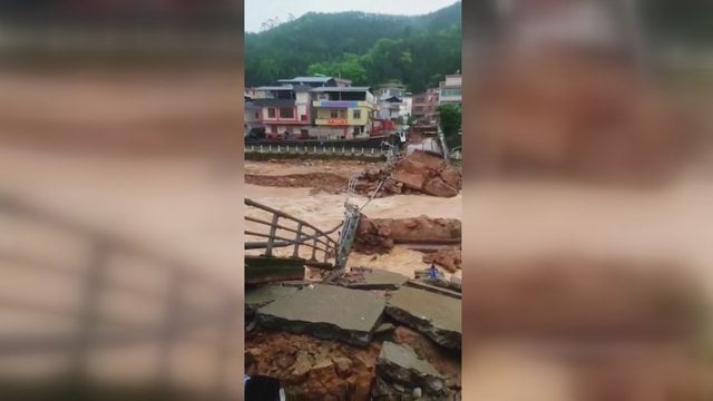 Ankstyvų liūčių pasekmės Kinijoje: užfiksavo griūvantį tiltą