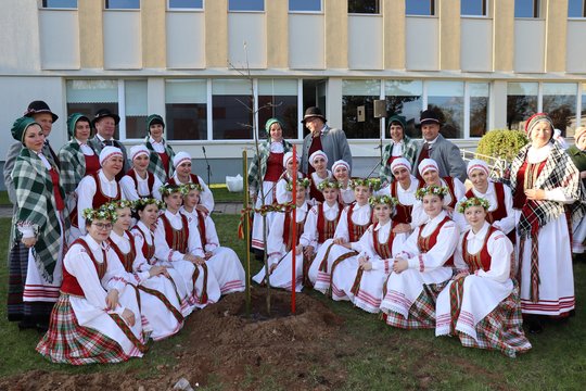 Balandžio 19-ąją prie Ignalinos rajono kultūros centro pasodintas Dainų šventės 100-mečio ąžuoliukas.