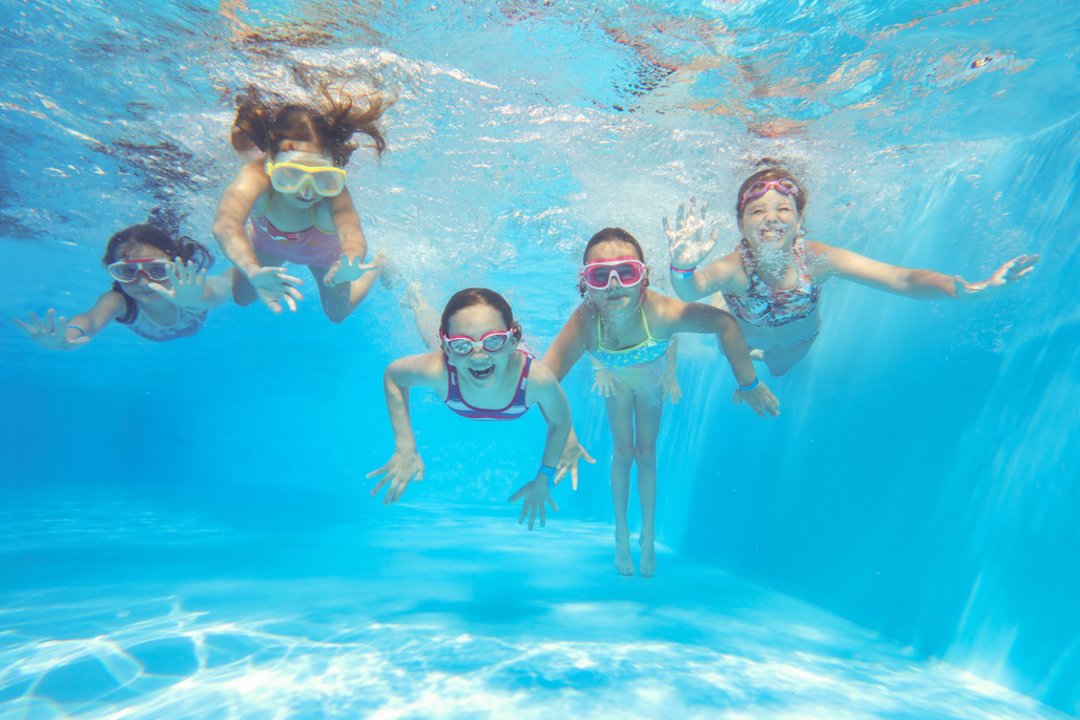 Kunstig intelligens skal ivareta barnas sikkerhet i Lazdynai svømmebasseng