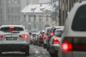 Sugrįžus žiemai, kelininkai perspėja: „Pirmadienį vairavimo sąlygos bus nepalankios“