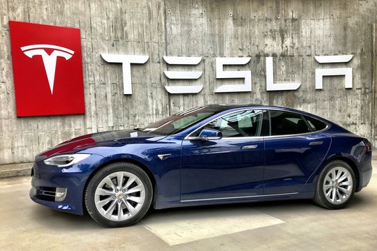 Sumažėjusių pardavimų akivaizdoje „Tesla“ apkarpė kainas didžiosiose rinkose.