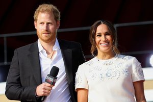 Princas Harry ir M. Markle sulaukė kritikos dėl naujų „Netflix“ projektų: kaltinami nejautrumu karališkajai šeimai