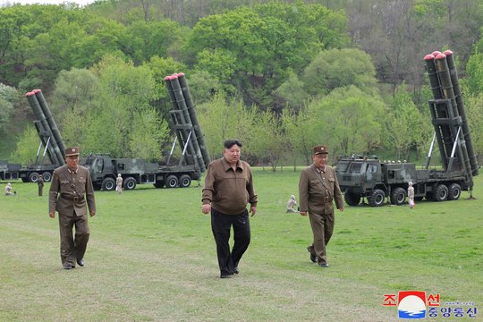 Kim Jong Unas stebėjo pirmąsias Šiaurės Korėjos „branduolinio paleidimo“ pratybas. 