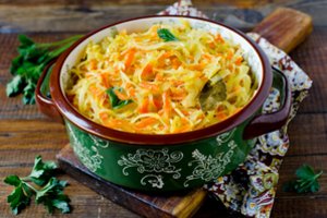 Kepintos kopūstų salotos su česnakiniu sviestu: tokių dar nebandėte