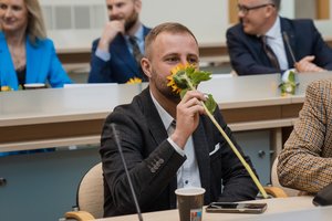 Kaune – protestas dėl galimo „Vičiūnų grupės“ sankcijų apeidinėjimo: D. Matijošaičiui įteiktas simbolinis guolių krepšelis