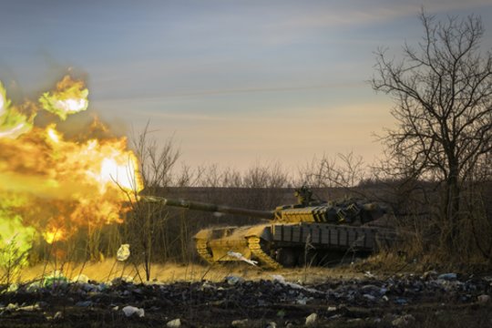  Ukrainos 17-osios tankų brigados tankas apšaudo rusų pozicijas Časiv Jare, kur Donecko regione vyksta įnirtingi mūšiai su Rusijos kariuomene.