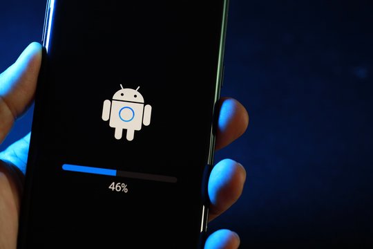 Palydovinis ryšys ir naujas įkrovimo būdas: štai kokių galių mūsų išmaniesiems suteiks „Android 15“ atnaujinimas
