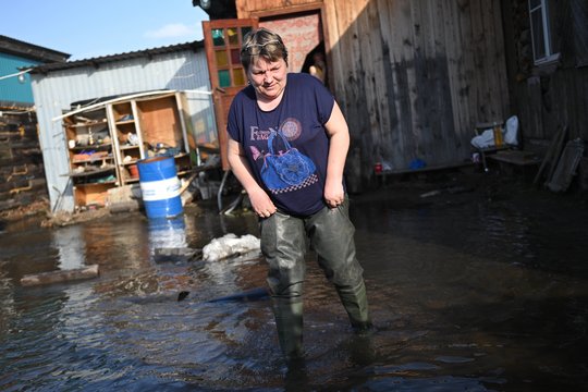   Moteris eina užtvindyta gatve Kurgano regione. Rusijos regionai Uralo kalnuose ir Sibire jau kelias savaites kovoja su dideliais potvyniais, kuriuos sukėlė sparčiai tirpstantis sniegas ir kylantis upių vandens lygis.