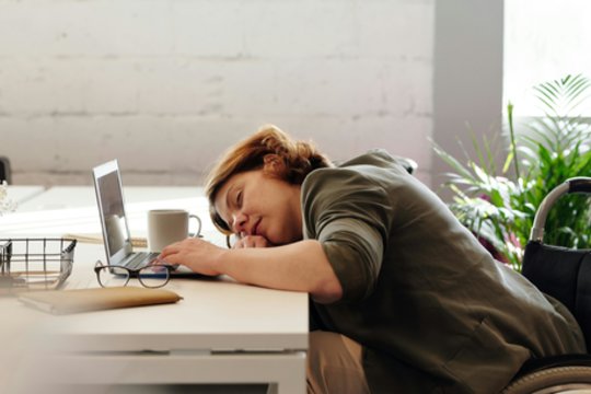 Pervargimas ir perdegimas – vis dažnesnis darbuotojų, neskaičiuojančių darbo valandų ar patiriančių stresą darbe palydovas.