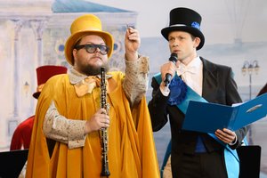 Valtorna Stasė, obojus Pranas ir kiti teatro gyventojai kviečia mažylius susipažinti