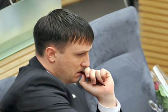 Už savo kolegas balsavusio ir nuteisto buvusio Seimo nario Aleksandro Sacharuko bylą teks išnagrinėti iš naujo.