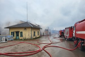 Kretingos gatves užtvindė gaisro dūmai – tarnybos perspėja gyventojus, kad tai gali kenkti sveikatai