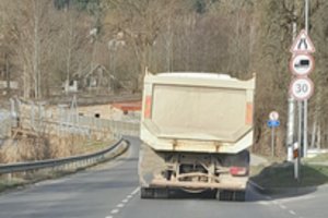 „Kelių patruliai: viskas užfiksuota“: stebina vairuotojo pastabumas: „Kelio ženklai varnoms skirti“