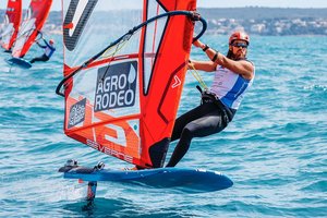 Fantastika: R. Jasiūnas iškovojo olimpinį kelialapį IQFOIL burlenčių klasėje