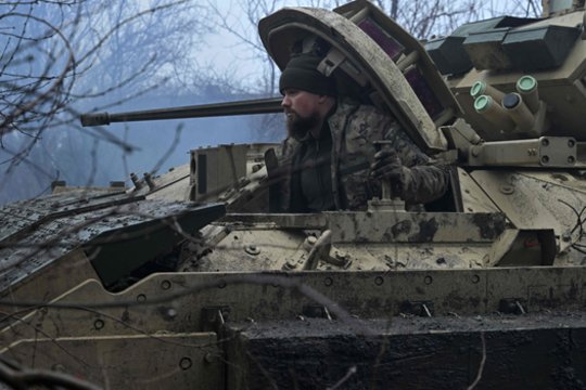  Ukrainos 47-osios mechanizuotosios brigados karys ruošia amerikietišką pėstininkų kovos mašiną „Bradley“ kovai netoli Avdijivkos Donecko srityje, 2024 m. vasario 11 d.