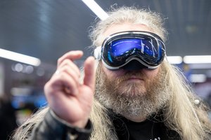 Teigiama, kad „Apple“ perpus mažins „Vision Pro“ tiekimą