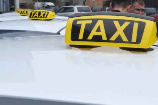 Seimas pritarė siūlymui griežtinti reikalavimus taksi vairuotojams ir pavežėjams.