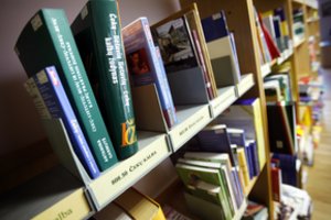 Tarptautinės teisėsaugos operacijos metu sulaikyti vertingas knygas iš Europos bibliotekų grobę asmenys