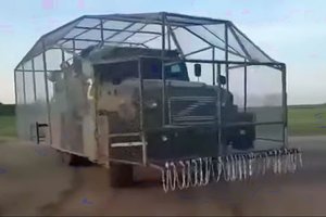 Rusai parodė dar vieną komiškai atrodantį karinį sprendimą – „caro šašlykinę“