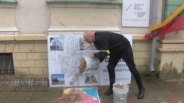 Piketas prieš Bastionų tilto statybas Klaipėdoje: miestiečiai piktinasi darkomu senamiesčiu
