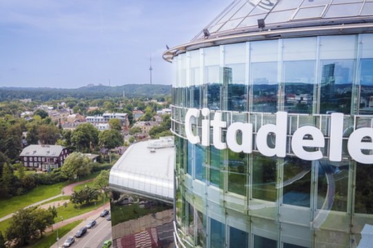 „Citadele“ bankas pernai vasarą pirmasis klientams pasiūlė žaliąją taupomąją sąskaitą su fiksuotomis palūkanomis.