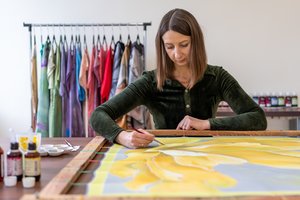 Šilkas į Jolitos gyvenimą atėjo netikėtai, o dabar džiugina ne vieną moterį: rankų darbo gaminiai – atimantys žadą