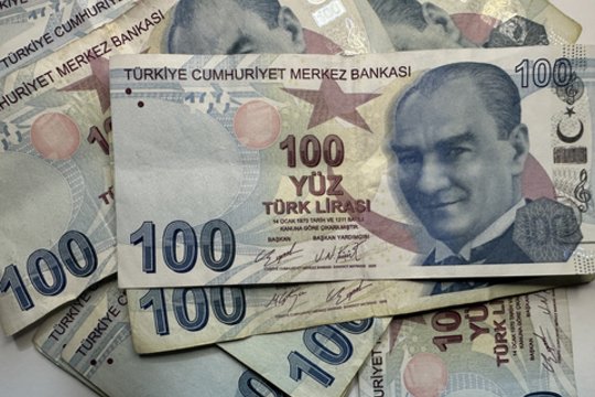 Turkijos centrinis bankas perspėjo, kad pagrindinė palūkanų norma gali būti vėl didinama.
