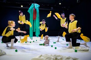 Choreografė įsileidžia mažylius į savo spektaklių sceną, bet nesiūlo tėvams kartu voliotis ir šliaužti