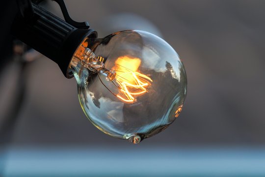 „Enefit“ teigia planuojanti išmokėti apie 1,1 mln. eurų kompensacijų elektrą gaminantiems vartotojams.